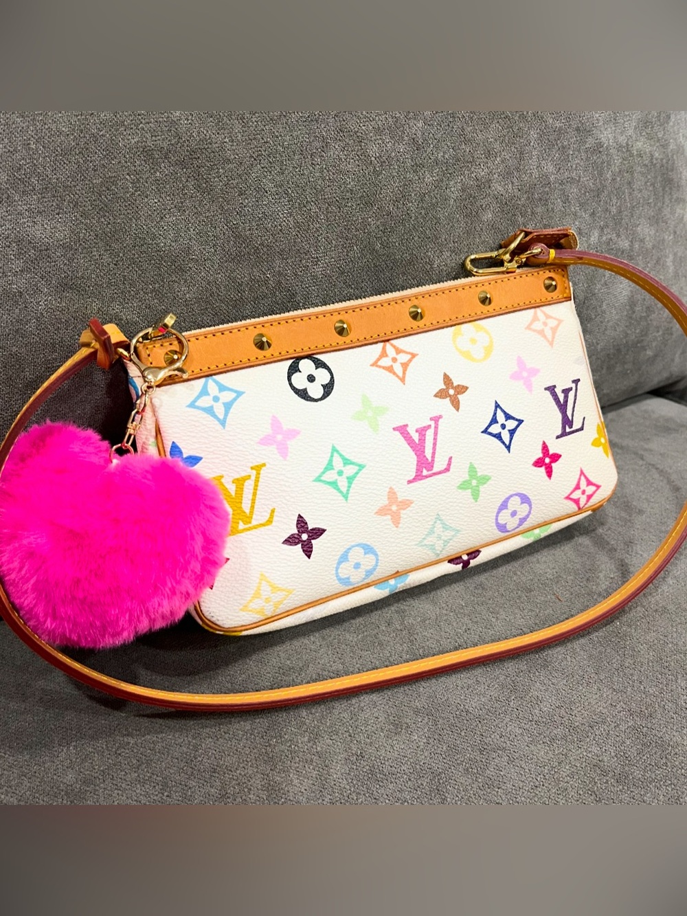 Louis Vuitton - Picture 3 of 16